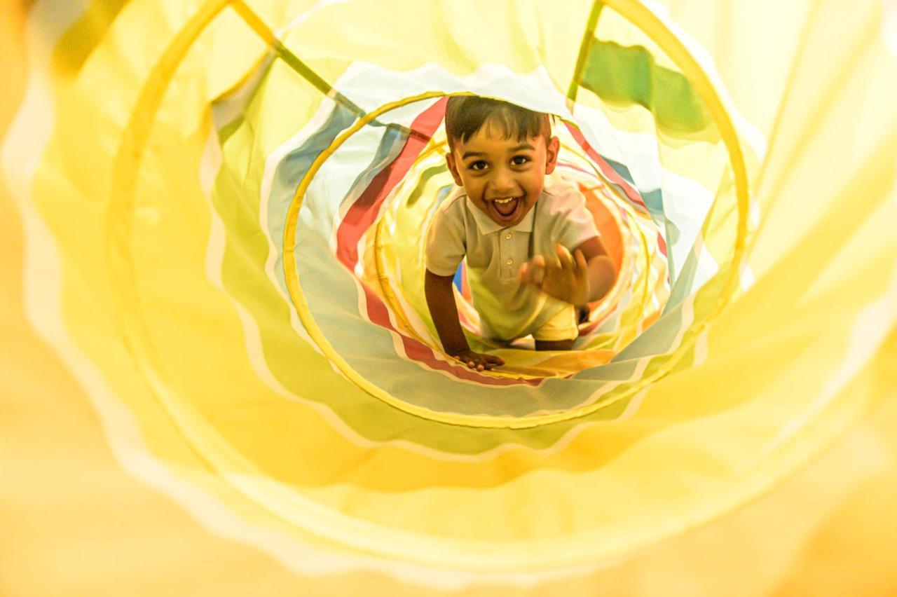 ذا كابيتال بيرلز دوربان المظهر الخارجي الصورة A child playing in a tunnel