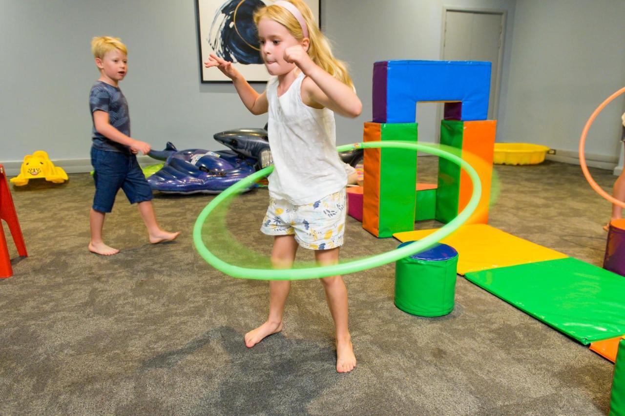 ذا كابيتال بيرلز دوربان المظهر الخارجي الصورة A girl hula-hooping