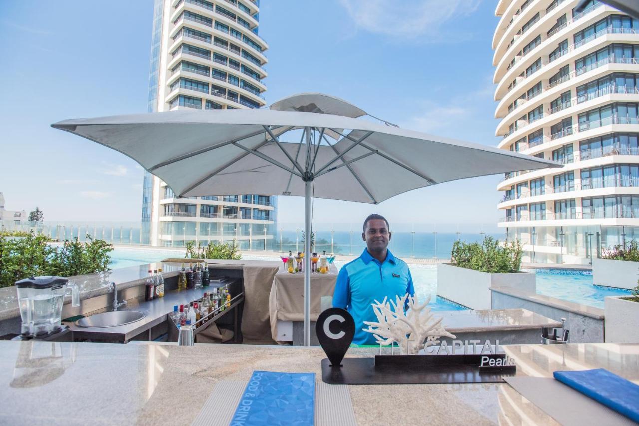 ذا كابيتال بيرلز دوربان المظهر الخارجي الصورة DJ at the pool