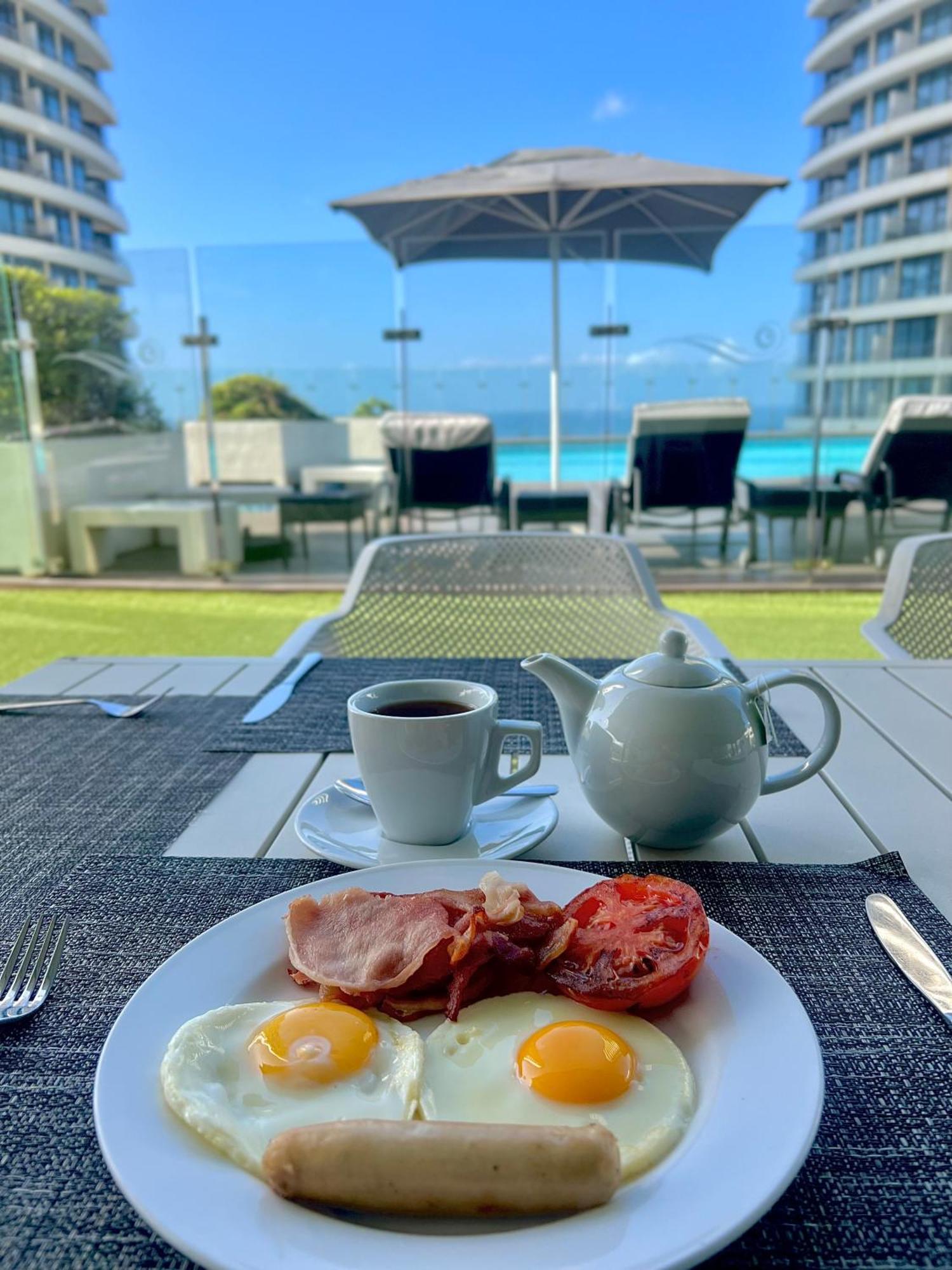 ذا كابيتال بيرلز دوربان المظهر الخارجي الصورة Breakfast at the pool