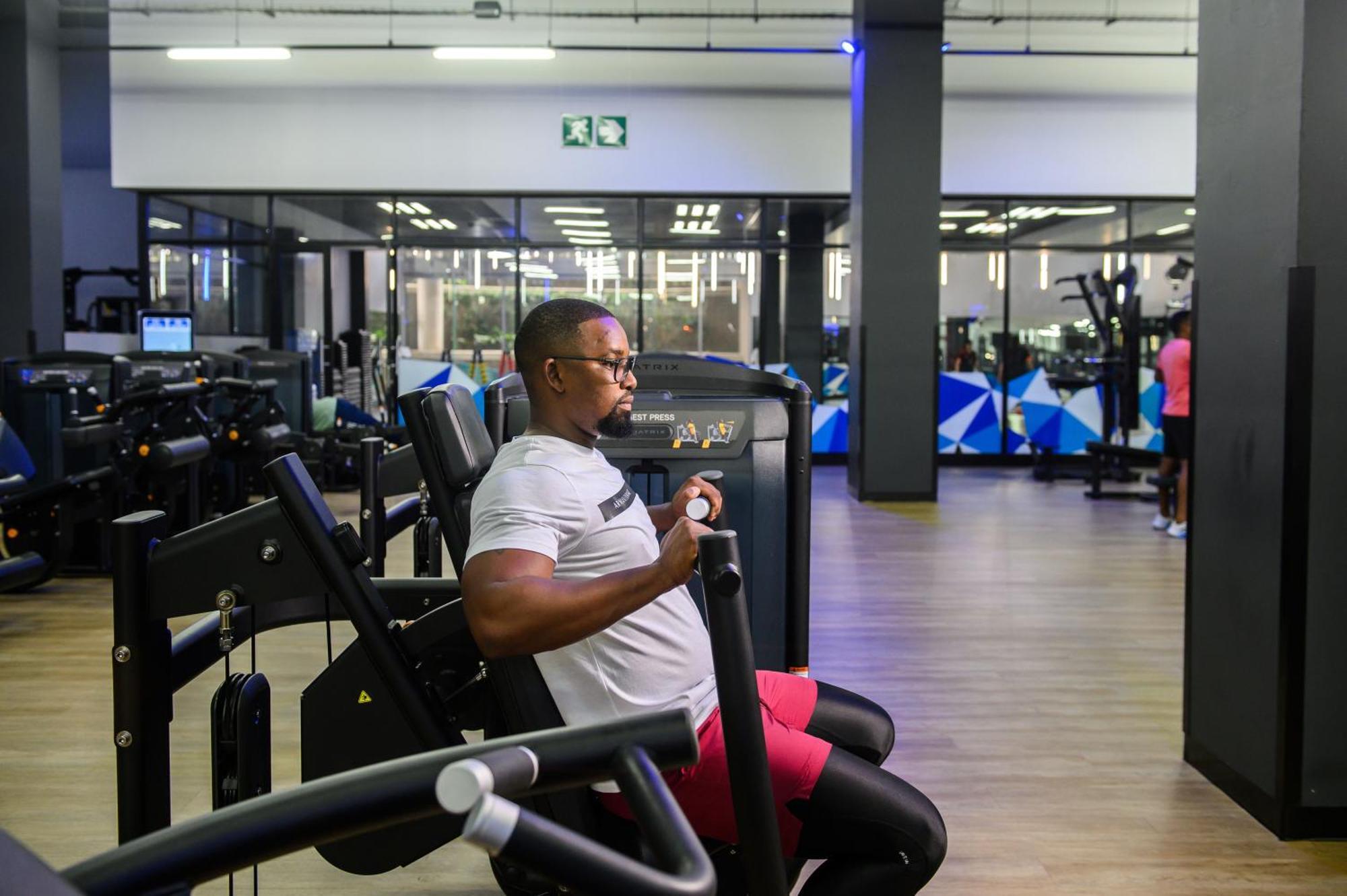 ذا كابيتال بيرلز دوربان المظهر الخارجي الصورة A man using a seated bicycle machine