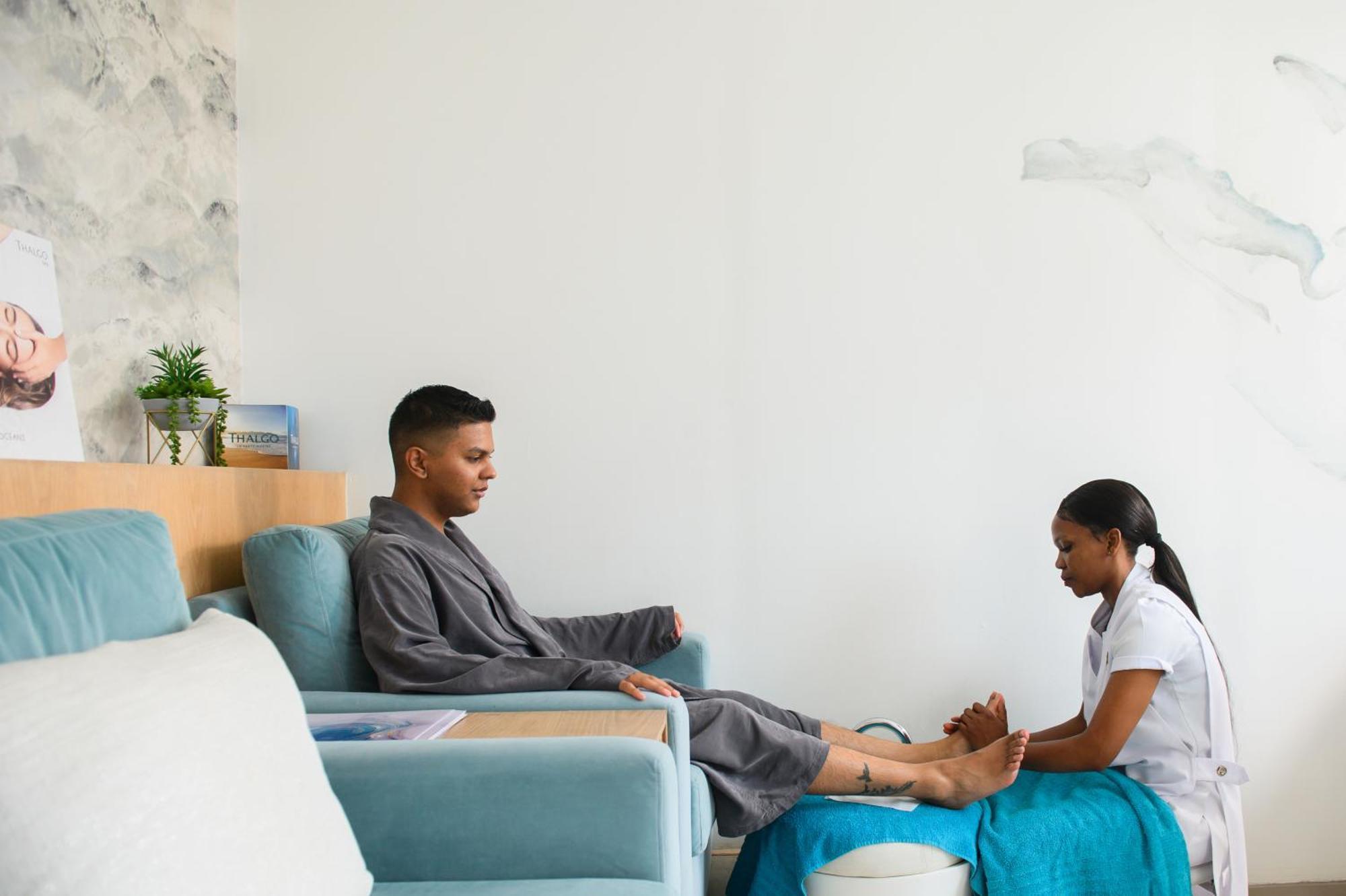 ذا كابيتال بيرلز دوربان المظهر الخارجي الصورة A man receiving a pedicure